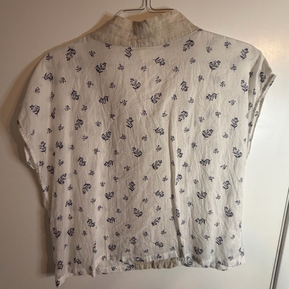 Chic Floral V-Neck Blouse - Off-White and Blue Size XS-S 🩵 - Picture 3 of 3